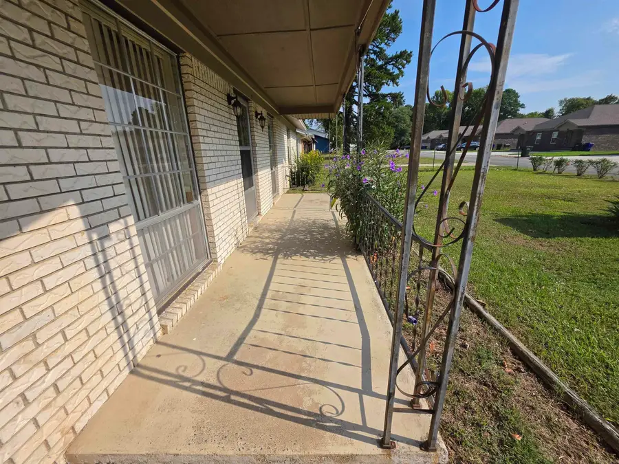 415 S Center, Conway, AR 72034 - #3