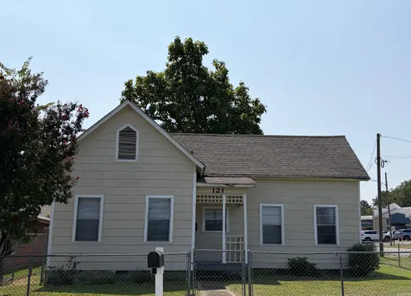 121 S Oak St, Jacksonville, AR 72076