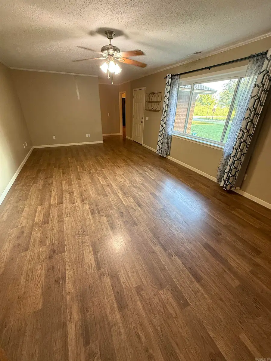 105 E Moore St, Tuckerman, AR 72473 - #3
