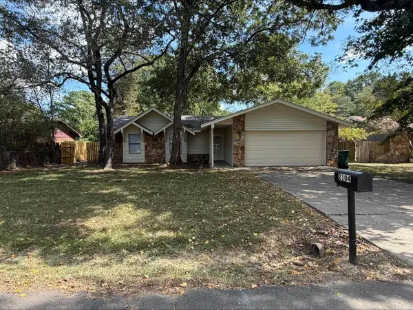 2104 West Street, Conway, AR 72032
