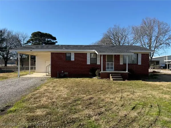 811 S Division Street, Lavaca, AR 72941