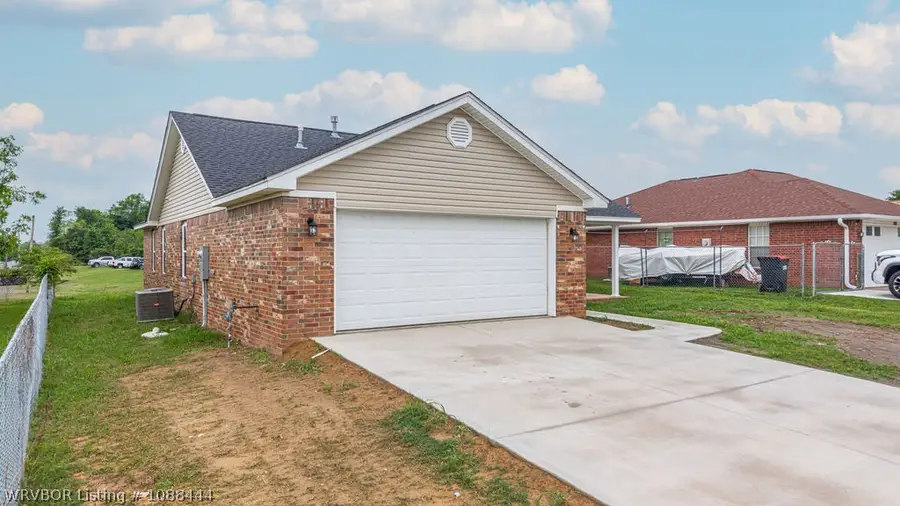 822 S 38th Street, Van Buren, AR 72956 - #3