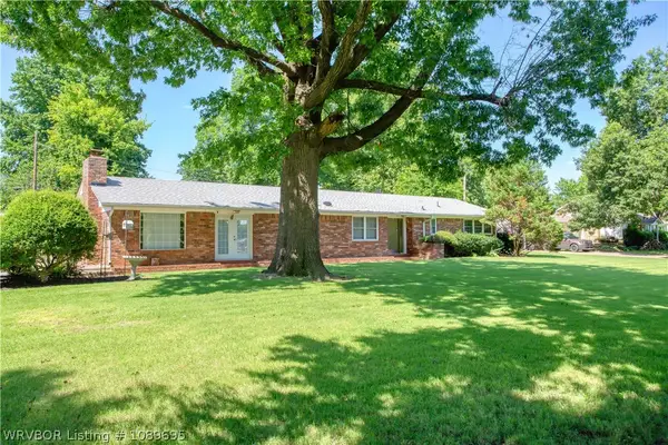 205 E Quesenbury Avenue, Sallisaw, OK 74955