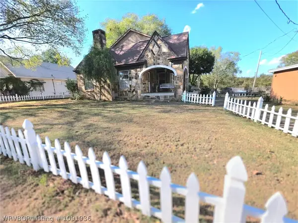 612 W School Street, Ozark, AR 72949
