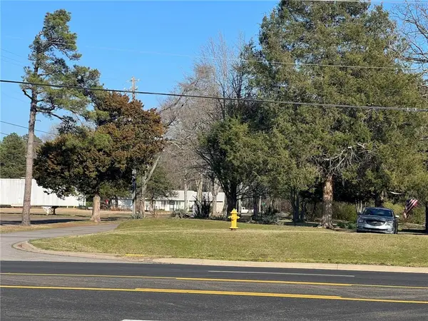 2304 E J Street, Russellville, AR 72802