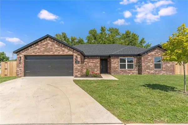 1000 Autumn Royal Avenue, Lowell, AR 72745