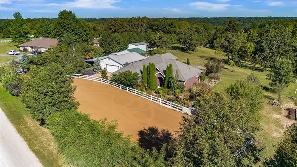 19000 Huntington Drive, Gravette, AR 72736