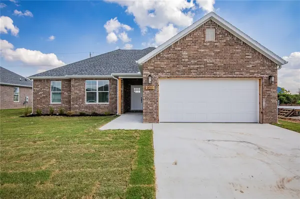 300 White Oak Street, Gentry, AR 72734