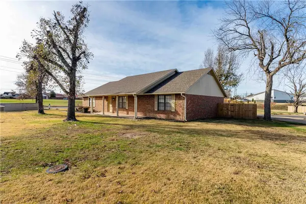 850 S Chateau Drive, Rogers, AR 72758