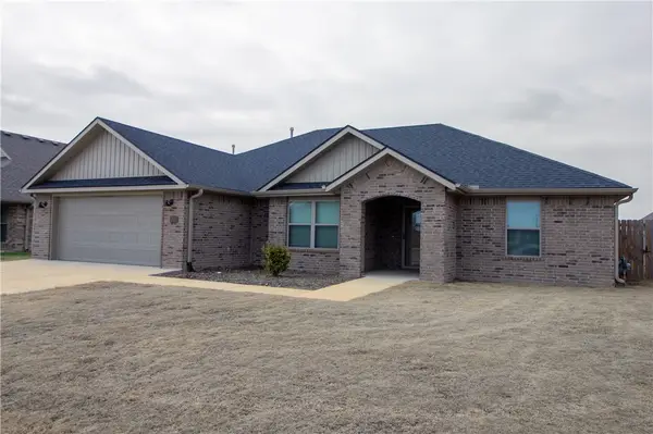 305 Pin Oak Street, Gentry, AR 72734
