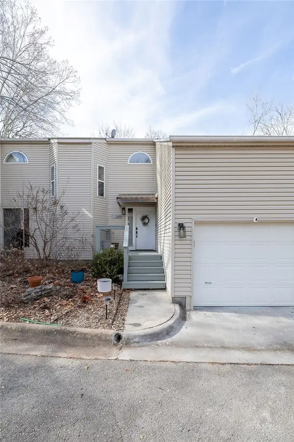 2411 N Bronze Tree Drive, Fayetteville, AR 72703