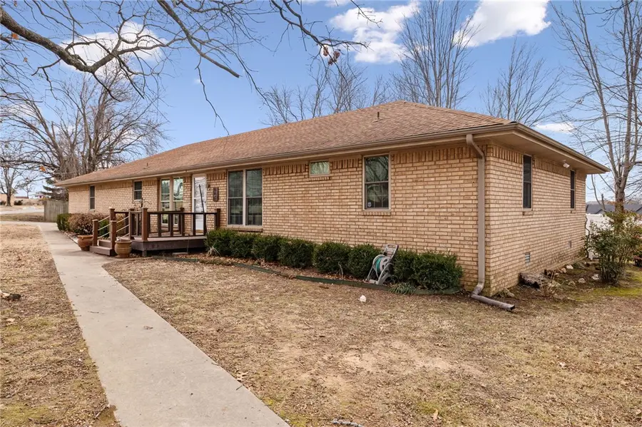 1202 W Red Oak Street, Stilwell, OK 74960 - #2