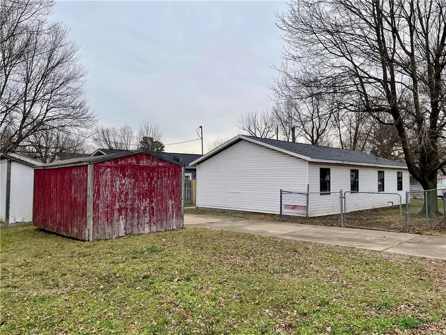 414 W Price Avenue, Springdale, AR 72764 - #3