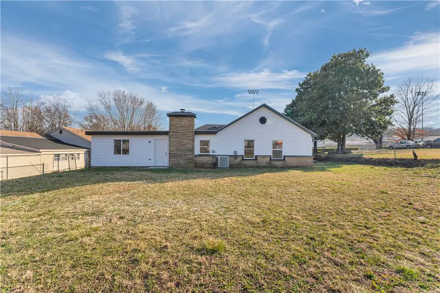 402 Phillips Avenue, Huntsville, AR 72740 - #2