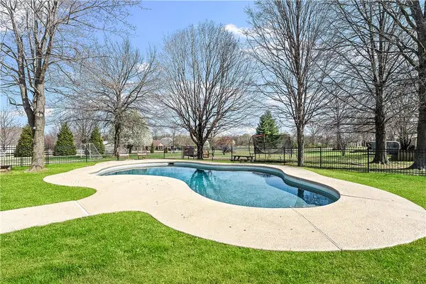 5203 S Pleasant Lane, Rogers, AR 72758