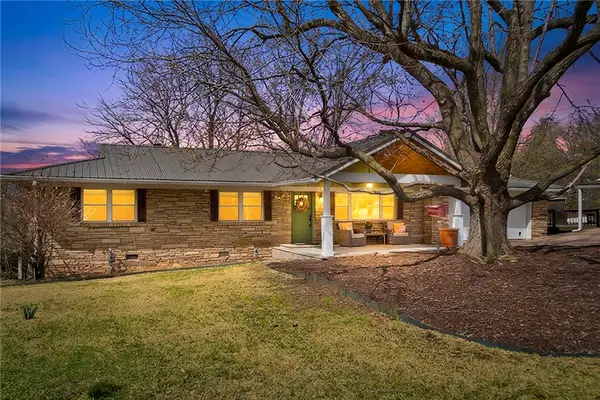 801 Blue Jay Lane, Fayetteville, AR 72704