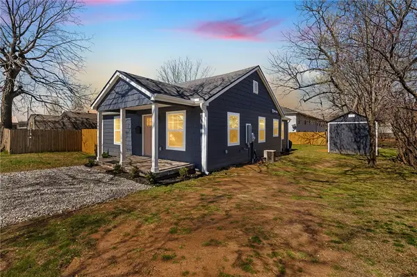 1204 W Center Avenue, Springdale, AR 72764