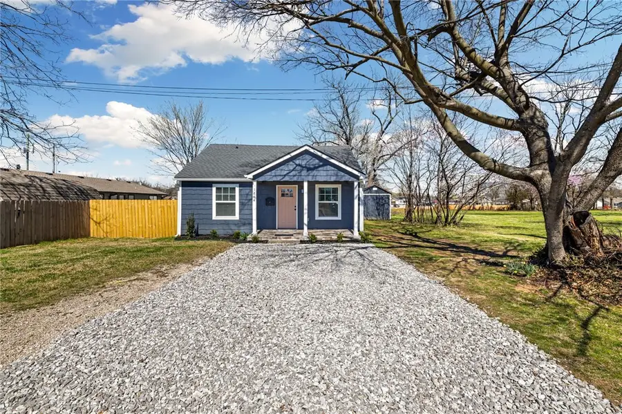 1204 W Center Avenue, Springdale, AR 72764 - #2