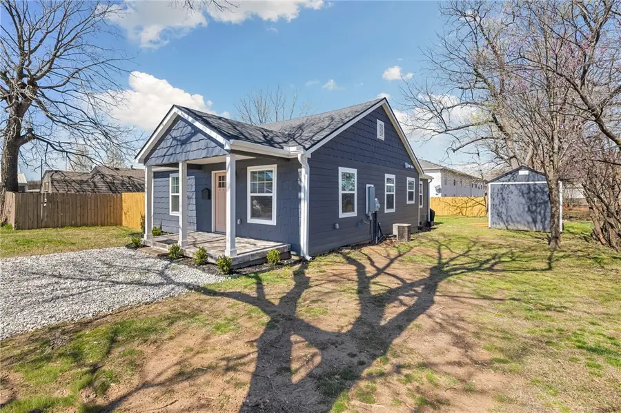 1204 W Center Avenue, Springdale, AR 72764 - #3