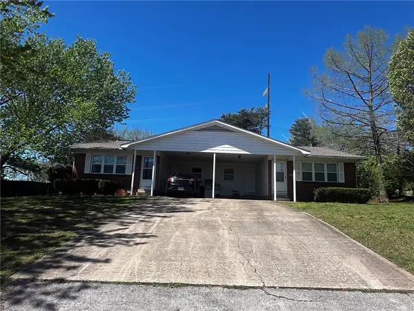 1513 E Huntsville Road, Fayetteville, AR 72701