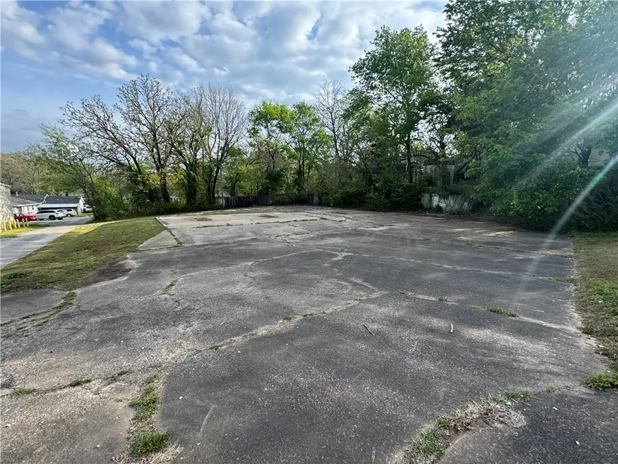 607 E Main Street, Siloam Springs, AR 72761 - #2