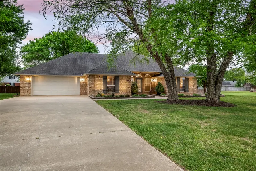 909 E Apple Blossom Avenue, Springdale, AR 72764 - #2