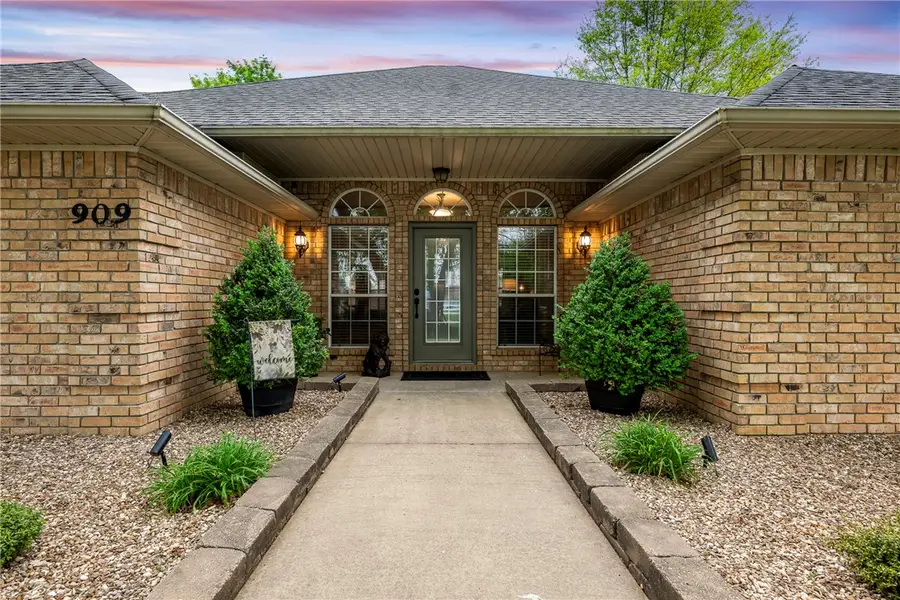 909 E Apple Blossom Avenue, Springdale, AR 72764 - #3