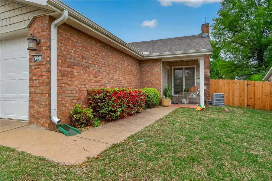 909 W Linden Street, Rogers, AR 72756 - #2