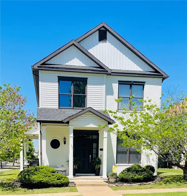 901 NE Arleta Gardens, Bentonville, AR 72712