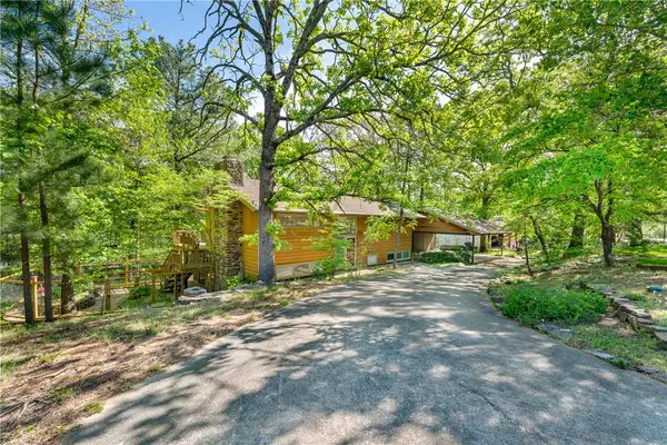 1000 E Oaks Manor Drive, Fayetteville, AR 72703