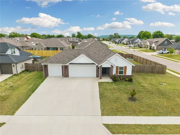 681 Brandon Michael Street, Prairie Grove, AR 72753