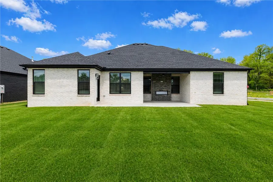 2107 N Chanae Street, Siloam Springs, AR 72761 - #2