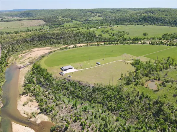 1360 Marion County 4043, Yellville, AR 72687