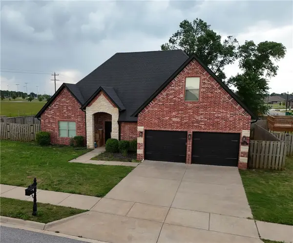 900 Sunset Lane, Centerton, AR 72719