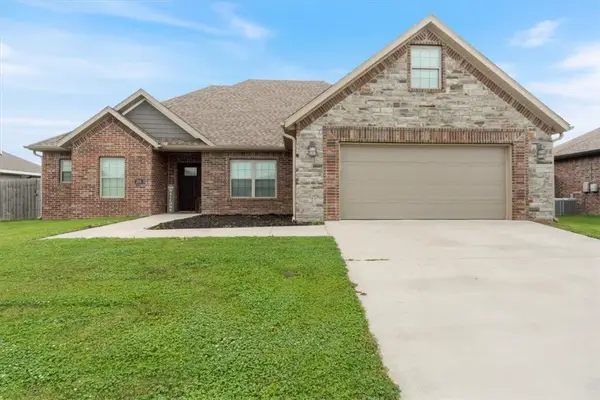 201 Pin Oak Street, Gentry, AR 72734