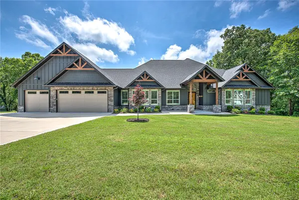 8525 Manor Drive, Bentonville, AR 72712
