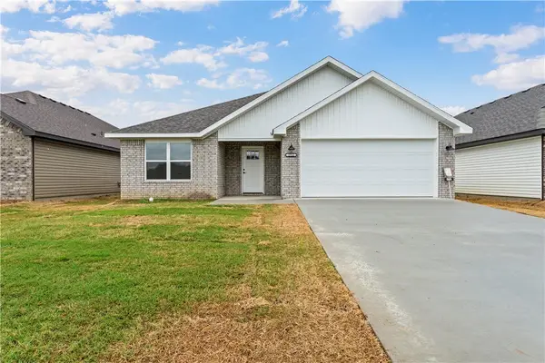 1712 Gerald Shay Road, Gentry, AR 72734