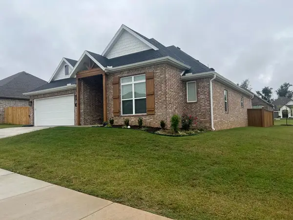 4027 E Utica Lane, Fayetteville, AR 72701