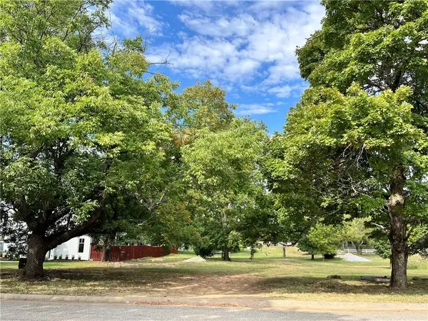1327 N Woolsey Avenue, Fayetteville, AR 72703