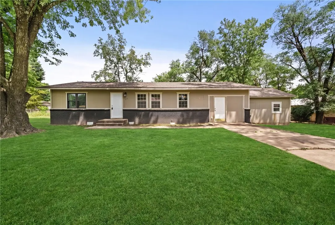 900 N Davis Street, Pea Ridge, AR 72751 - #1
