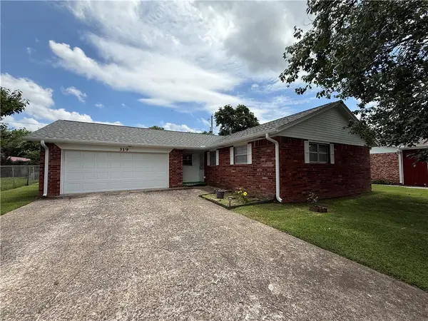 319 Rodric Circle, Siloam Springs, AR 72761