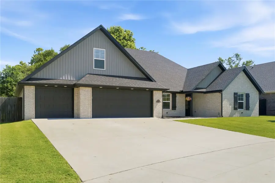301 Grand Court, Siloam Springs, AR 72761 - #2