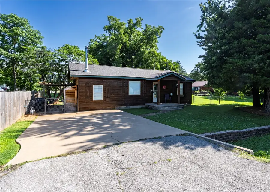215 E Granite Street, Siloam Springs, AR 72761 - #3