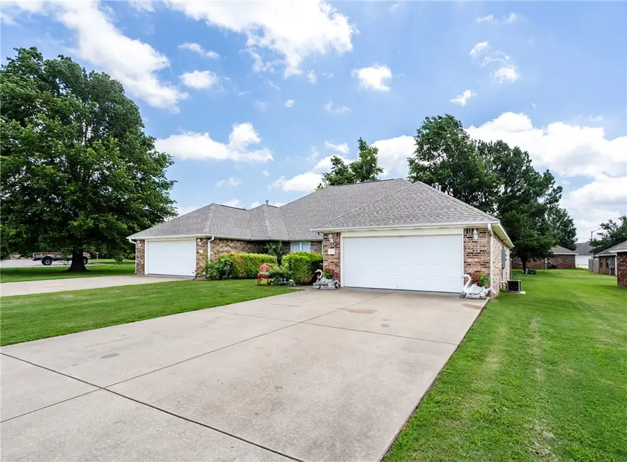 211 Ravenwood Boulevard, Siloam Springs, AR 72761 - #2