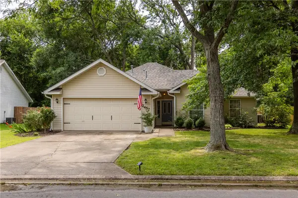 2452 Pin Oak Street, Fayetteville, AR 72701