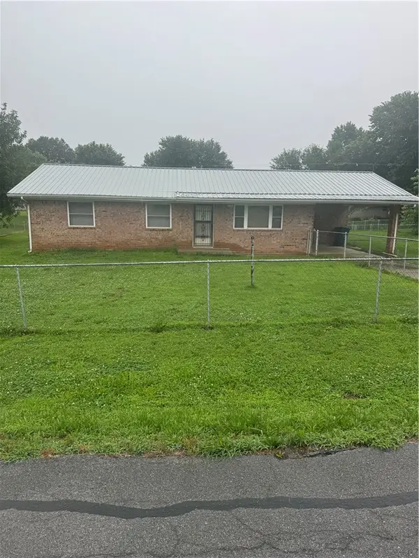 628 Pine Avenue, Gentry, AR 72734