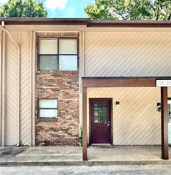 2105 N East Oaks Drive, Fayetteville, AR 72703