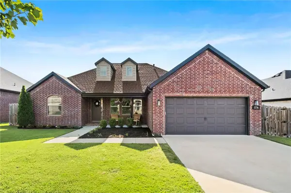 5736 W Cane Hill Drive, Fayetteville, AR 72704