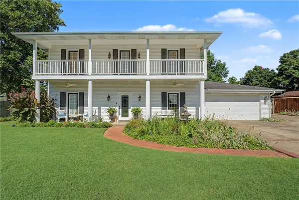 3323 N Summerhill Drive, Fayetteville, AR 72703