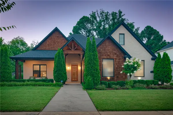 2414 E Absolute Street, Fayetteville, AR 72701